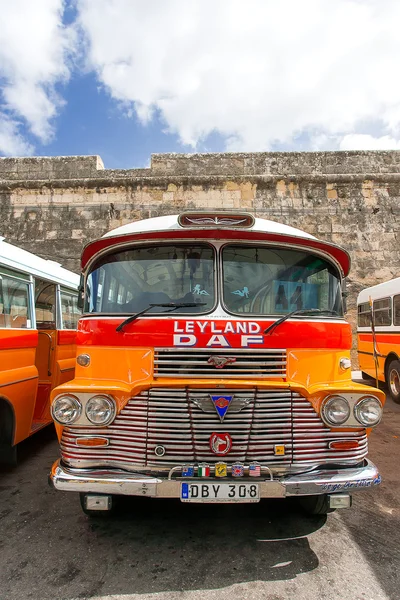 VALLETTA, MALTA - 13 de febrero de 2010. Coloridos autobuses británicos antiguos de los años 60 fueron utilizados como transporte público en Malta . — Foto de Stock