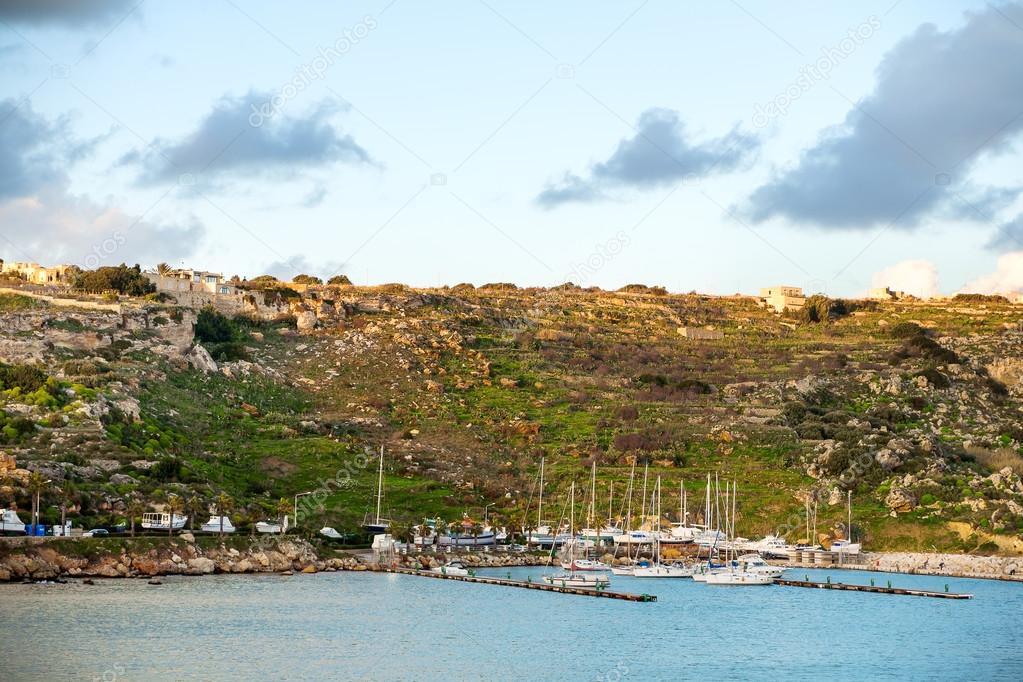 Port De Mgarr Au Coucher Du Soleil Sur La Petite île De Gozo