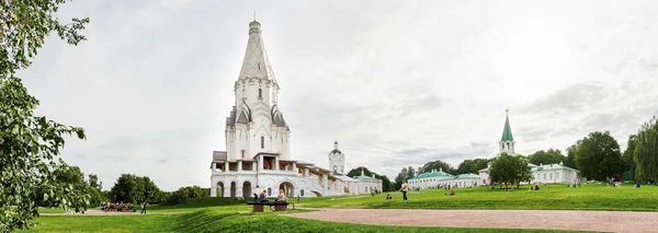 MOSCOW, RÚSSIA - 16 de agosto de 2009. Pessoas andando e descansando no parque perto da antiga Igreja Ortodoxa Russa da Ascensão, Kolomenskoye. Património Mundial da UNESCO . — Fotografia de Stock