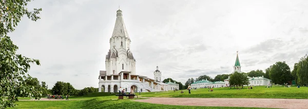 モスクワ, ロシア連邦 - 2009 年 8 月 16 日。人が歩いて、コローメンスコエの主の昇天の古代ロシア正教教会近くの公園で休憩します。ユネスコ世界遺産. — ストック写真