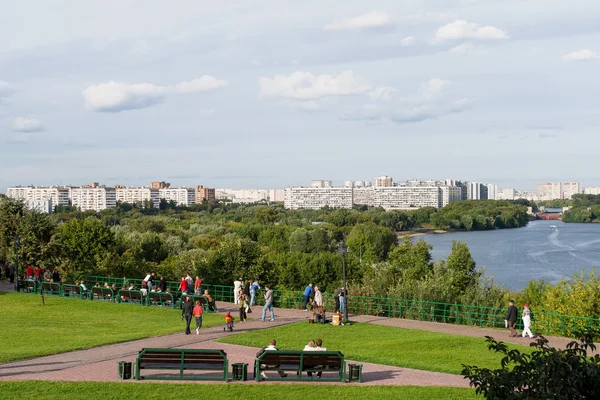 モスクワ, ロシア連邦 - 2009 年 8 月 16 日。コローメンスコエ公園で観察の机からのパノラマ ビュー. — ストック写真