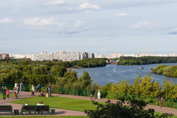 Moskva, Rusko - 16. srpna 2009. Panoramatický výhled z pozorování stolu v parku Tverská ulice. — Stock fotografie