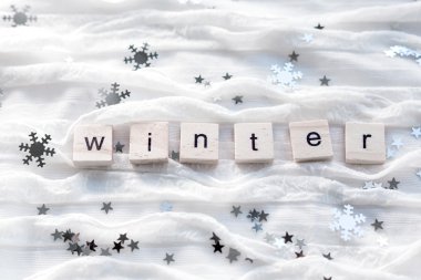 Dekoratif parlak kar taneleri ve kelime Kış kış arka plan.