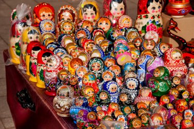 Rus geleneksel iç içe bebek - matryoshka. Bebek turistlere Hatıra Eşyası olarak satışa sunulmuştur.