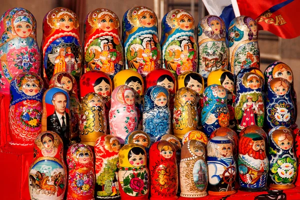 MOSCOW, RÚSSIA - 31 de março de 2008. Bonecas aninhadas tradicionais russas - matryoshka. Algumas bonecas têm um retrato de V. V. Putin, o presidente russo. Bonecas estão à venda como lembranças para turistas . — Fotografia de Stock