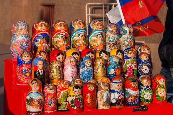 MOSCOW, RÚSSIA - 31 de março de 2008. Bonecas aninhadas tradicionais russas - matryoshka. Algumas bonecas têm um retrato de V. V. Putin, o presidente russo. Bonecas estão à venda como lembranças para turistas . — Fotografia de Stock