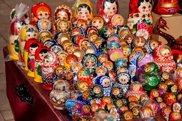 Bonecas aninhadas tradicionais russas - matryoshka. Bonecas estão à venda como lembranças para turistas . — Fotografia de Stock