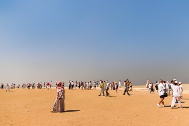 Giza, Mısır - 11 Eylül 2008. İnsanlar taş çöl. Turistler ve yerliler büyük piramit Giza, Mısır'ın yürüyor.