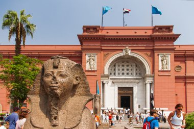 Cairo, Mısır - 11 Eylül 2008: The Egyptian Museum, Kahire, dünyanın en ünlü müzelerden biridir. Sphynx Müzesi önünde heykeli.