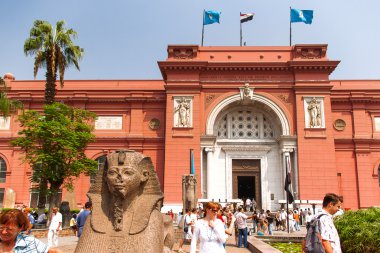 Cairo, Mısır - 11 Eylül 2008: The Egyptian Museum, Kahire, dünyanın en ünlü müzelerden biridir. Sphynx Müzesi önünde heykeli.