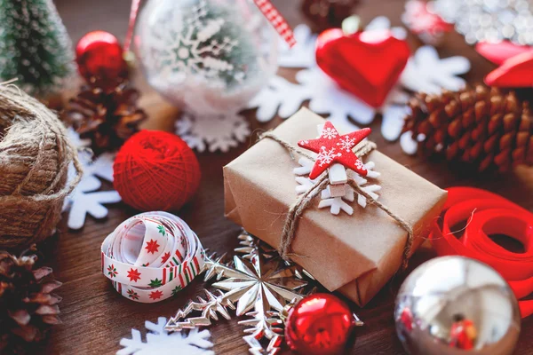 Karácsonyi és újévi háttér bemutatja, szalagok, labdák és más dekorációk-fa háttér. Ajándék toy-Star. — Stock Fotó