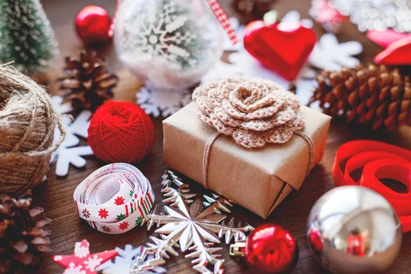 Karácsonyi és újévi háttér bemutatja, szalagok, labdák és más dekorációk-fa háttér — Stock Fotó