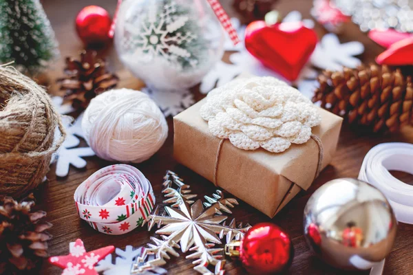 Karácsonyi és újévi háttér bemutatja, szalagok, labdák és más dekorációk-fa háttér — Stock Fotó