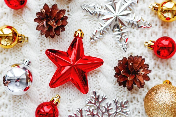 Noel ve yeni yıl arka plan dekorasyon - topları, yıldız, gümüş parlak kar taneleri ile dekoratif desen örme kumaş ile. — Stok fotoğraf