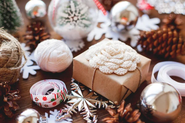 Karácsonyi és újévi háttér bemutatja, szalagok, labdák — Stock Fotó