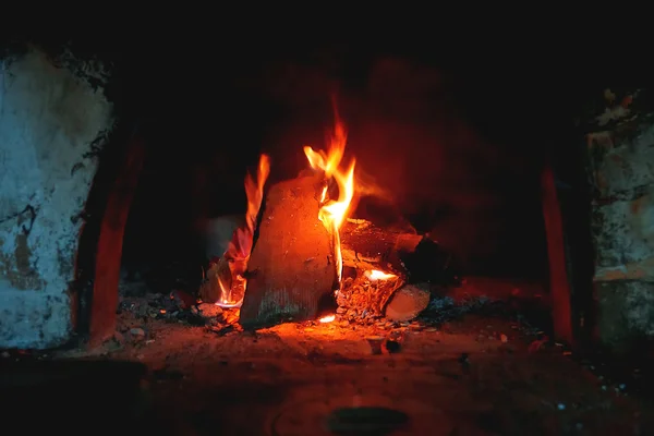 Leña quemada en la estufa. Fondo rural con llamas de fuego . — Foto de Stock