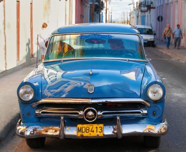 Matanzas, Cuba - 5 Şubat 2008. Klasik oldtimer araba sokakta park edilmiş. Kübalılar çoğunu yolda önce 1959 olan arabalar.