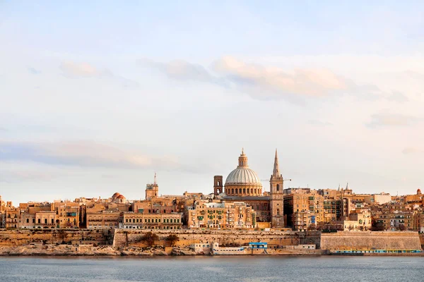 Mattinata di inizio inverno a La Valletta, Malta. Cattedrale di San Paolo e altri edifici storici. Vista panoramica . — Foto Stock