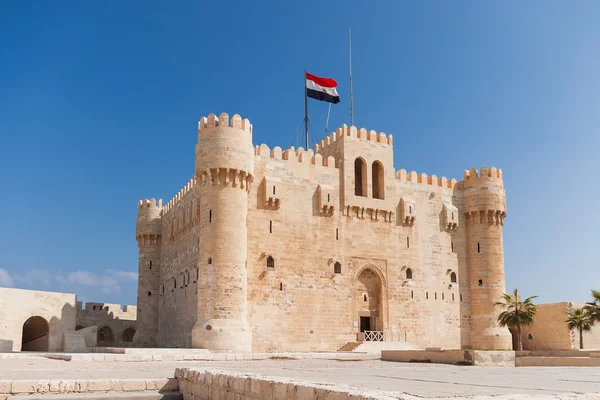 Ciudadela de la fortaleza de Qaitbay y su patio de entrada principal, Alejandría, Egipto . — Foto de Stock