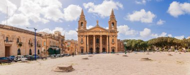 Kilisesi, St. Publius (ilk Malta Bishop) Floriana ve şehir sokaklarında Valletta, Malta için. Panorama görünüm.