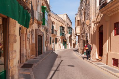 Rabat, Malta - 24 Şubat 2010. Sabahın erken saatlerinde boş sokaklarda Rabat. Eski moda balkon, kafeler, küçük Mağazalar ve oteller ile eski dar sokakları.