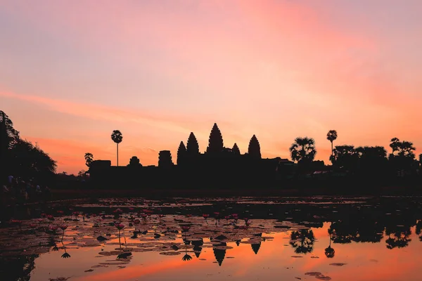 Východ slunce v Angkor Wat, chrámový komplex v Kambodži — Stock fotografie