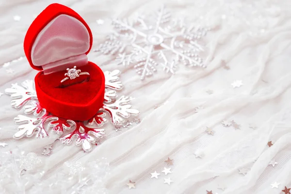 Διαμάντι αρραβώνας δακτυλίδι στο κόκκινο δώρου σε φόντο λευκό ύφασμα. Καλό για την ημέρα του Αγίου Βαλεντίνου κάρτες. Θέση για το κείμενο. — Φωτογραφία Αρχείου