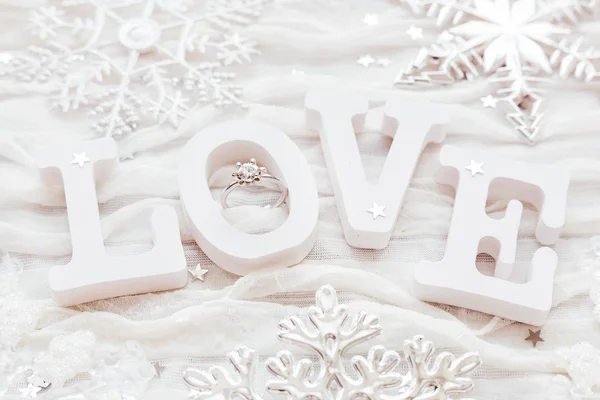 Слово ЛЮБОВЬ на белом фоне ткани с обручальным бриллиантовым кольцом. Good for Valentine 's day cards — стоковое фото