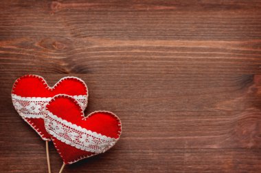 İki kupa bağcıklarımı, aşk, ahşap arka plan üzerinde sembolü hissettim