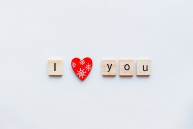 Beyaz arka plan ile ahşap kelime ı Love You ve kırmızı kalp