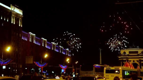 Fuochi d'artificio vicino ad arco trionfale e museo storico di Seconda guerra mondiale su collina di Poklonnaya in giorno di Vittoria, il 9 maggio 2015. Mosca, Russia . — Video Stock