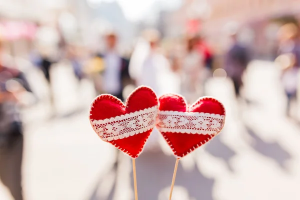 Dois sentiram corações com atacadores, símbolo do amor. — Fotografia de Stock