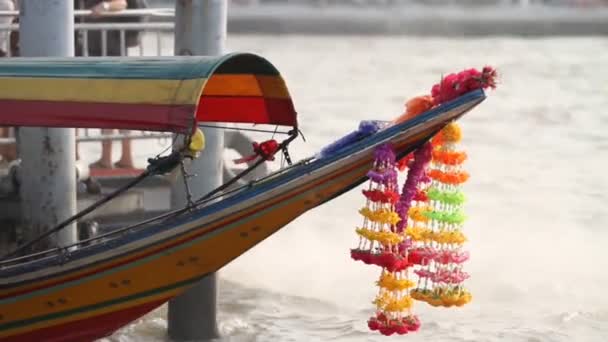 Barco con decoraciones sacudidas en las olas del río Chao-Phraya. Bangkok, Tailandia — Vídeo de stock