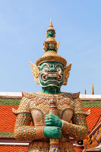 王宮、バンコク、タイを彫刻します。ワット ・ プラ ・ ケオ. — ストック写真