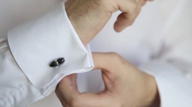 Onun kol düğmesi koyarak bir damadın yakın çekim.