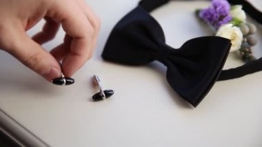 Kapatmak yukarıya-in bir damat alır onun kol düğmeleri