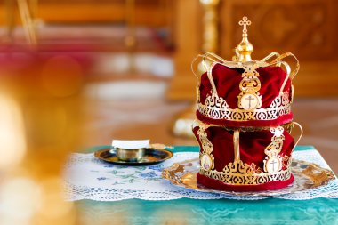 Gelin taçları. Düğün törenine Ortodoks Hristiyan kilisesi sakral ayrıntıları. Rusya.