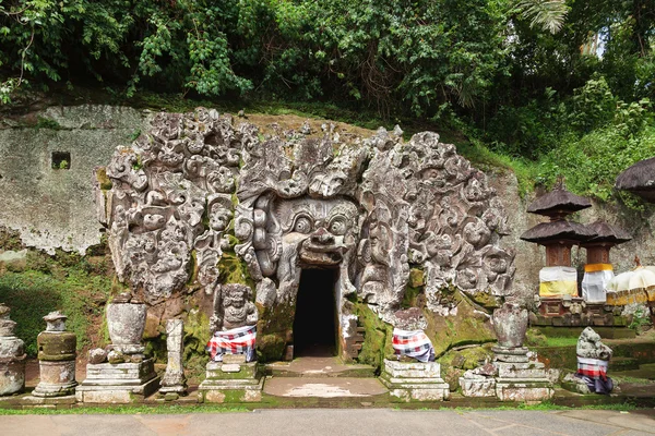 Goa Gajah Cave at Pura Goa Gajah Temple (the Elephant Cave Temple). Ubud, Bali island, Indonesia. — Stock Photo, Image