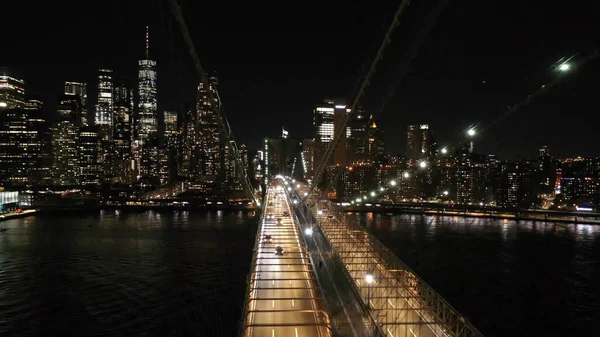 夜の街 川にかかる橋 — ストック写真