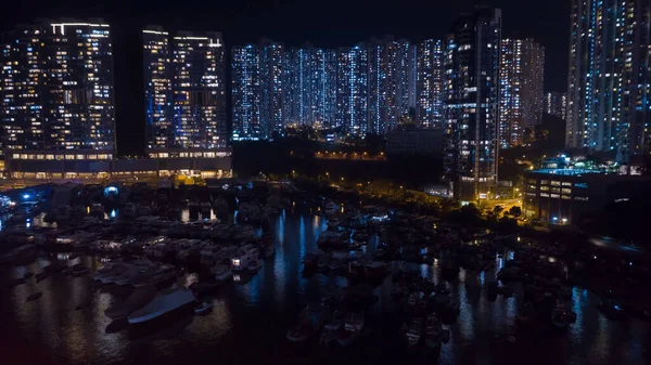 夜は街を 夜は湾を上から眺める — ストック写真