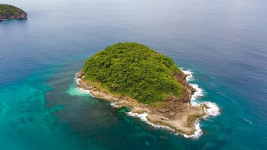 Okyanusta bir ada, yukarıdan bir fotoğraf.