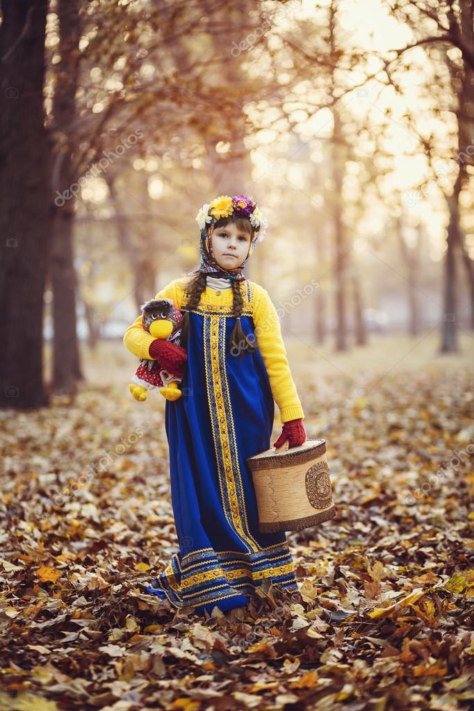 秋の森でロシア語の美しさの衣装の少女 ストック写真 C Kroshkakat 秋の森でロシア語の美しさの衣装の少女 ストック写真 C Kroshkakat