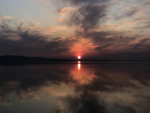 Atardecer Ilumina Cielo Sobre Horizonte — Foto de Stock