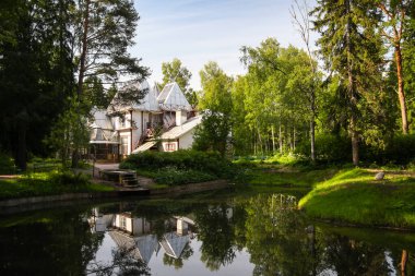 In 1899, Repin bought an estate here and called it Penaty. He designed his own house, and after it had been built several years later, Repin moved to Kuokkala. He would live there until his death in 1930. The house is surrounded by a large park.