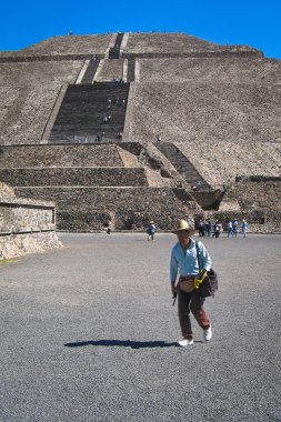 Teotihuacan, Meksika Vadisi 'nin bir alt vadisinde bulunan antik bir Mezoamerikan şehridir ve Meksika' nın 40 km (25 mi) kuzeydoğusunda yer almaktadır. Teotihuacan, günümüzde birçok MOS 'un bulunduğu yer olarak bilinir.