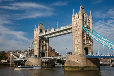 Tower Bridge, Londra 'da 1886 ve 1894 yılları arasında inşa edilmiş bir asma köprü. Köprü, Londra Kulesi yakınlarındaki Thames Nehri 'ni geçer ve Londra' nın simgesi haline gelir..