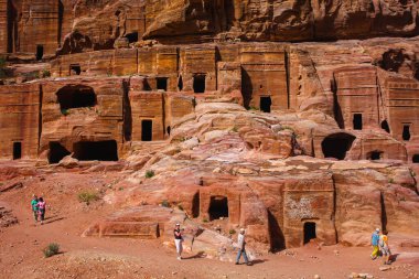 Petra, eski adıyla Raqmu, Ürdün 'ün güneyinde bulunan tarihi ve arkeolojik bir şehirdir..