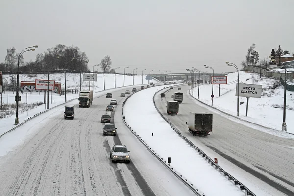 RÉGION DE MOSCOU, RUSSIE - 19 JANVIER 2016 : Route d'hiver avec voitures — Photo