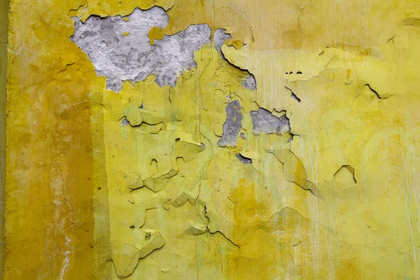 Vieille peinture jaune avec des fissures sur le mur — Photo