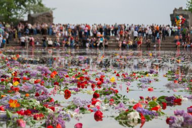 Volgograd, Rusya - 9 Mayıs 2010: yüzen çiçek Volgograd Hill'de Mamaev gözyaşı göl
